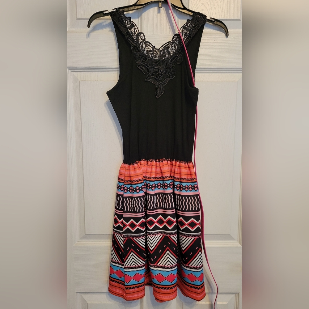 Patterned lace back dress